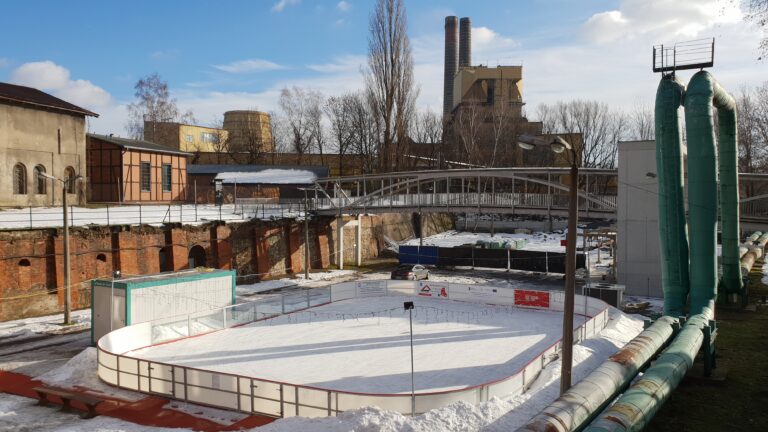 Lodowisko mobilne wystawione w środku miasta