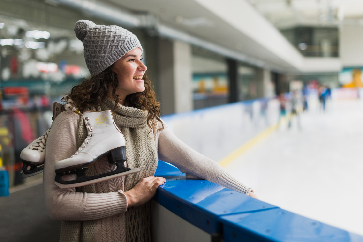 dziewczyna idzie na lodowisko